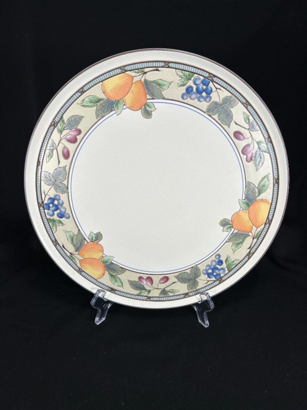 Beautiful cake plate. Mikasa Intaglio CAC29 Garden Harvest.